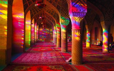 L’incantevole moschea color arcobaleno di Nasir al-Mulk